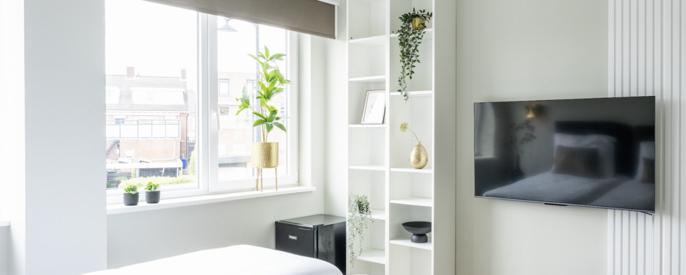 En suite Bathroom, Shared Kitchen, and Free WiFi Main Image