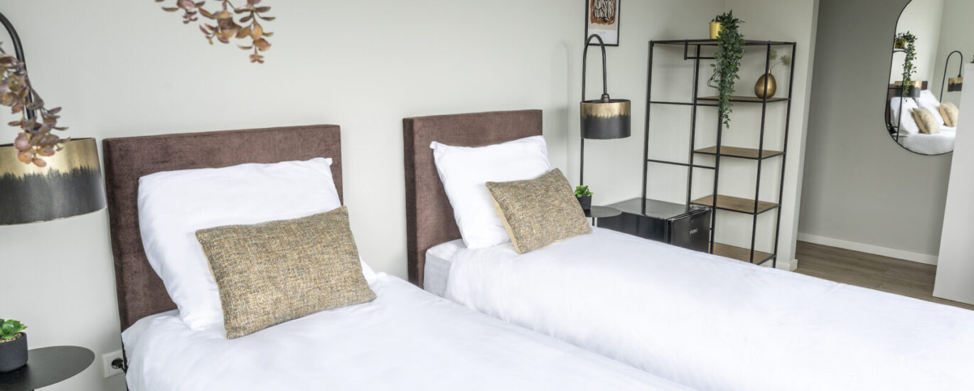 12 beds, 6 bathrooms, free parking, and fast WiFi Main Image