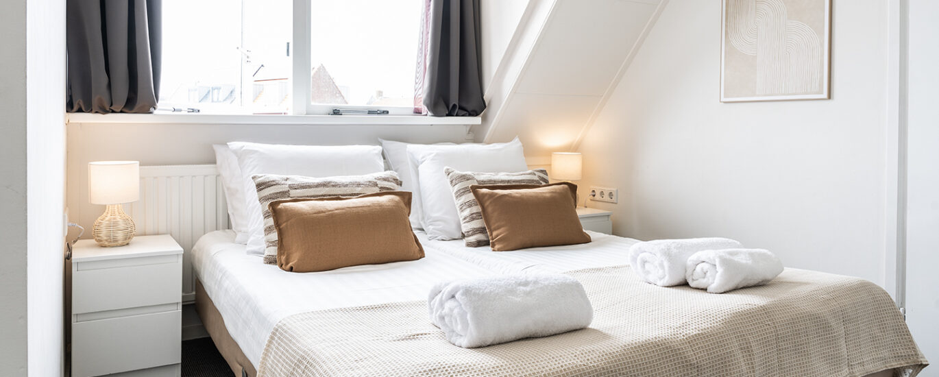 Modern Seaside Retreat with Views & Fast Wi-Fi Main Image