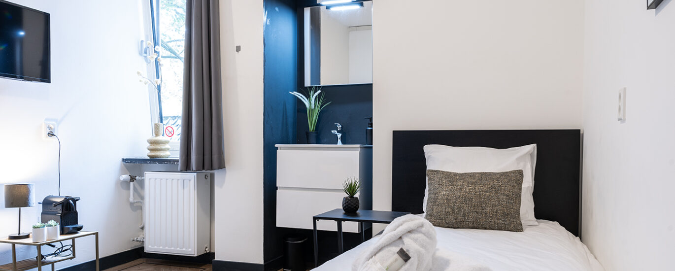 Cozy Room w Shared Kitchen, Fast WiFi Near Station Main Image